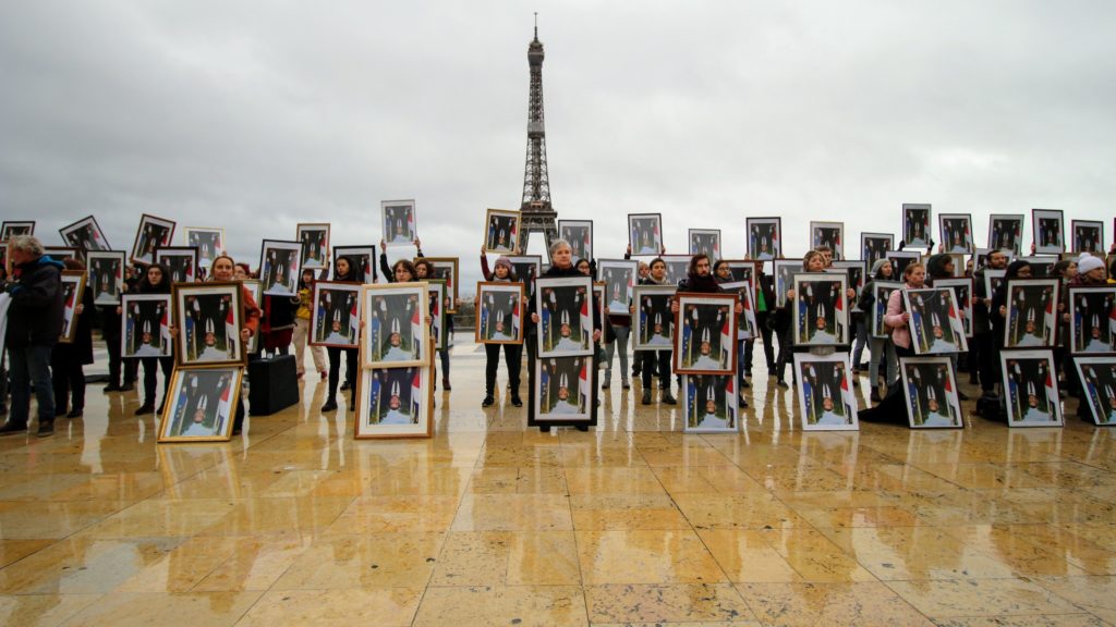 500 euros d'amendes réquis contre les décrocheurs de portraits