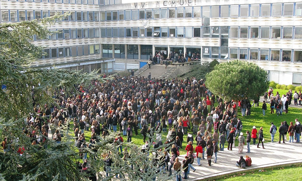 prières dans les couloirs des universités